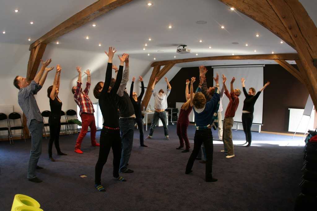 Image Yoga Du Rire : Les Bienfaits Du Rire | TeambuildingGuide