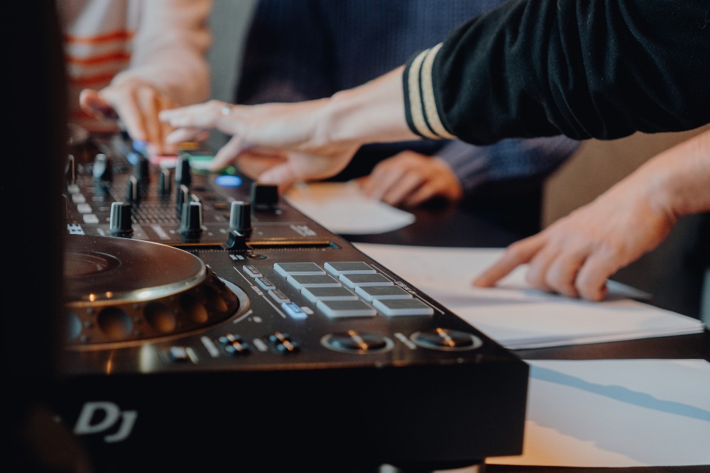 Image Who’s the best DJ of your company? | TeambuildingGuide